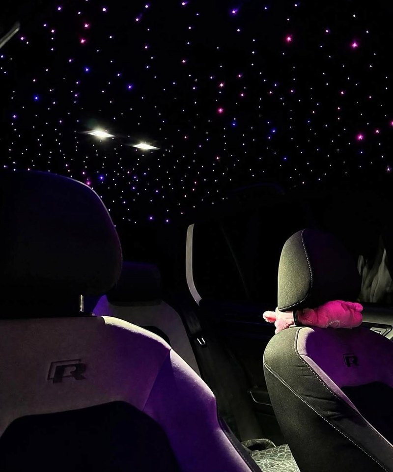 Ciel étoilé violet et rose réalisé dans une Volkswagen Golf R